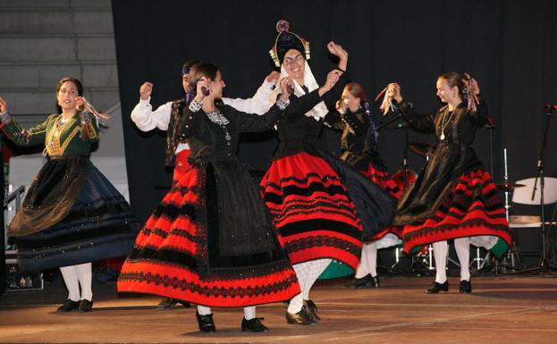 Cientos de personas acuden al XI Festival Internacional de folklore de Arroyo