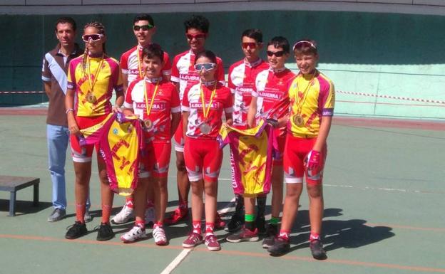 Estela Domínguez y Víctor García campeones por partida doble en Pista