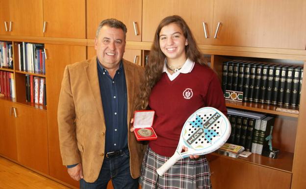 Reconocimiento a Lucía Rodríguez, campeona de España infantil de pádel