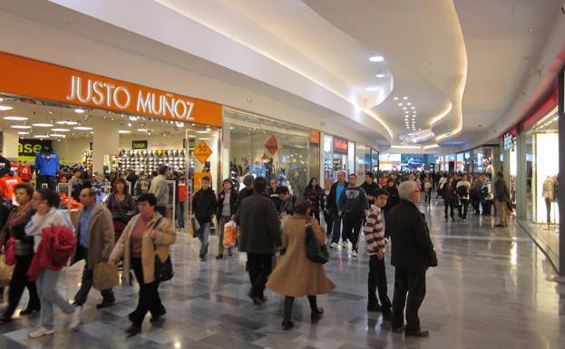 RÍO Shopping da la cara contra el cáncer de mama colaborando un año más con la AECC
