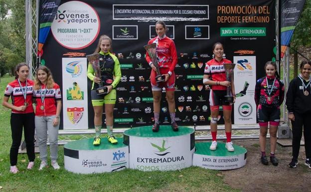 Estela Domínguez vence en el primer encuentro internacional de Extremadura de ciclismo