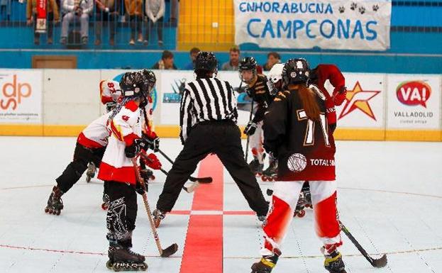 El Club Hockey Línea Arroyo debuta con sendas victorias en la Liga Oro Regional Alevín