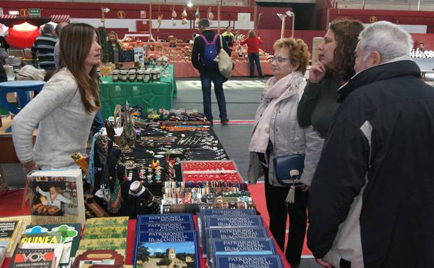 El Mercado de Arroyo reúne cientos de visitantes y dinamiza el domingo en el municipio