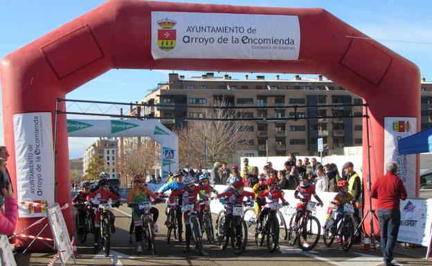 Más de 200 ciclistas participan en la III Carrera del Pavo de Arroyo