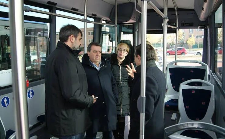 Presentación nuevos autobuses transporte en Arroyo de La Regional