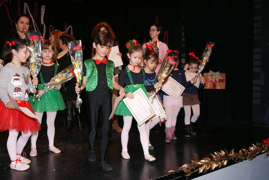 Entrega de becas del Ayuntamiento de Arroyo a los alumnos destacados de la Escuela Municipal de Danza 'Danzaria'