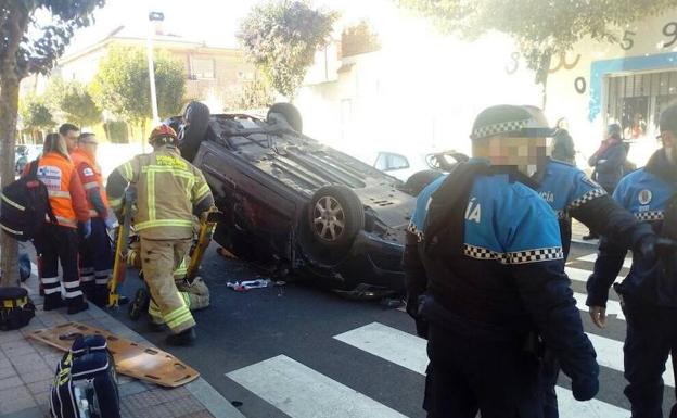 Herida una mujer al volcar su vehículo en Arroyo tras chocar en un cruce de La Flecha