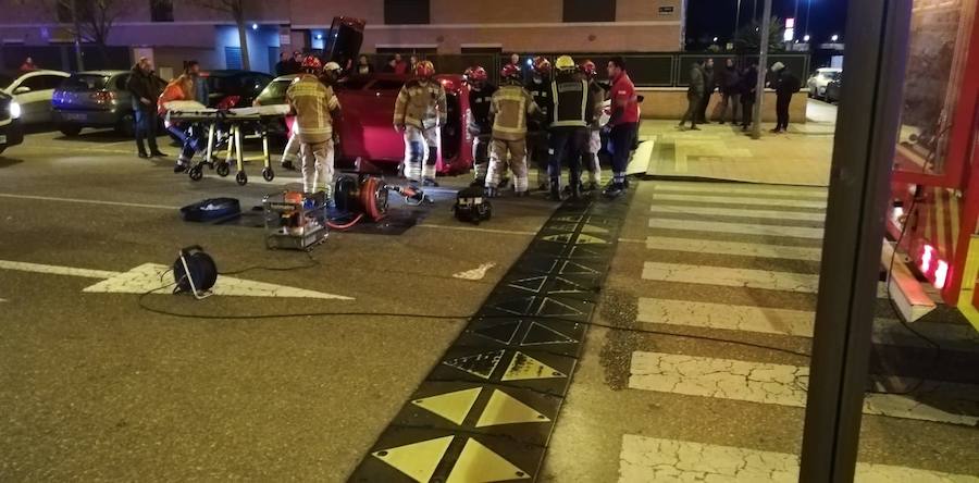 Los bomberos excarcelan a un conductor que había volcado con su vehículo en Arroyo