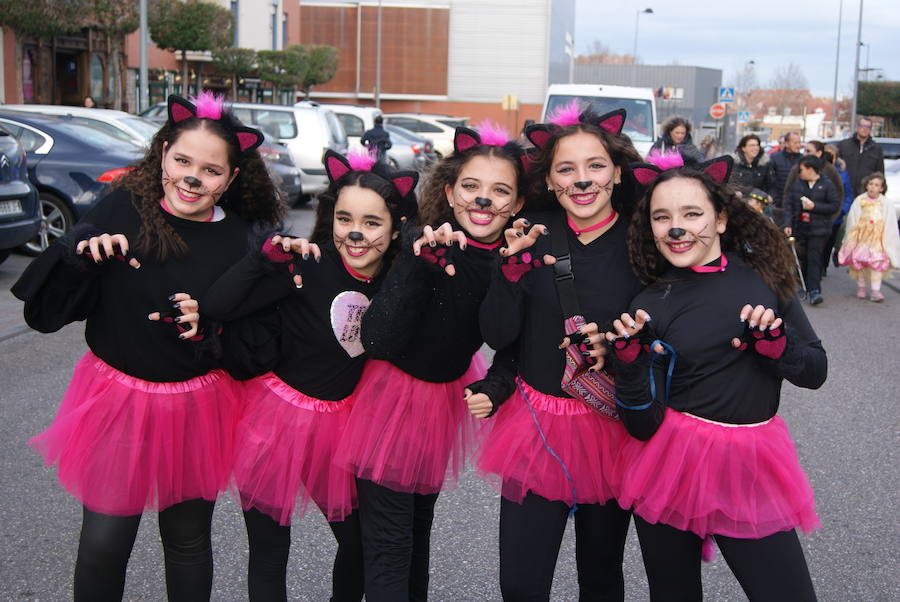 Desfile de disfraces de Carnaval por las calles de La Flecha