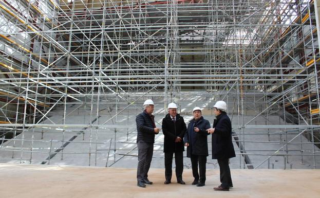 El presidente de la Diputación de Valladolid y el alcalde de Arroyo visitan las obras de la Casa de la Música y el Teatro