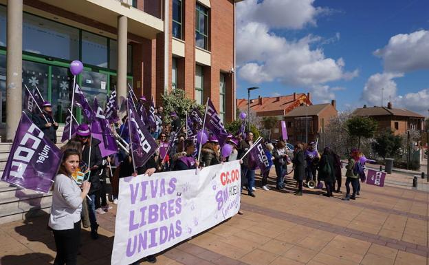 Medio centenar de personas se concentran en La Flecha con motivo del Día Internacional de la Mujer