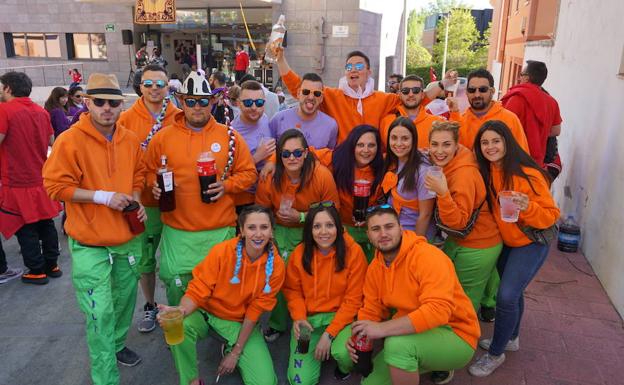 Decenas de peñistas inician con alegría y colorido las fiestas de Arroyo