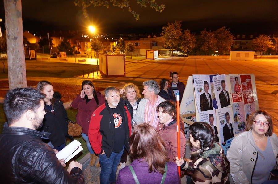 Pegada de carteles e inicio de la campaña de las elecciones municipales en Arroyo de la Encomienda