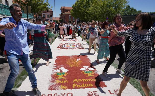 Los cofrades y vecinos de La Flecha honran a su patrón