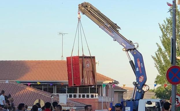 Un imponente toro de más de 600 kilos retrasa el encierro de La Flecha tras romper dos veces el cajón