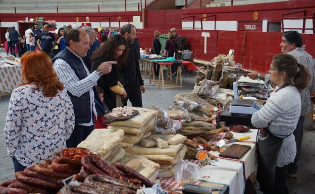El Mercado de Arroyo alcanza el verano con una paellada