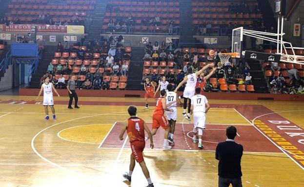 Primera victoria a domicilio de la temporada del Club Baloncesto La Flecha en Burgos