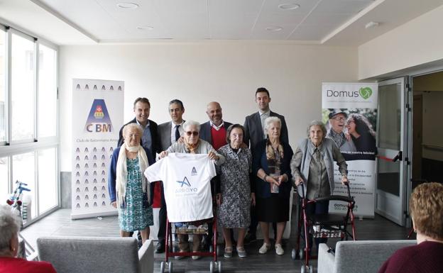 La Fundación DomusVi y el Club Balonmano Arroyo renuevan su colaboración en pro del envejecimiento activo