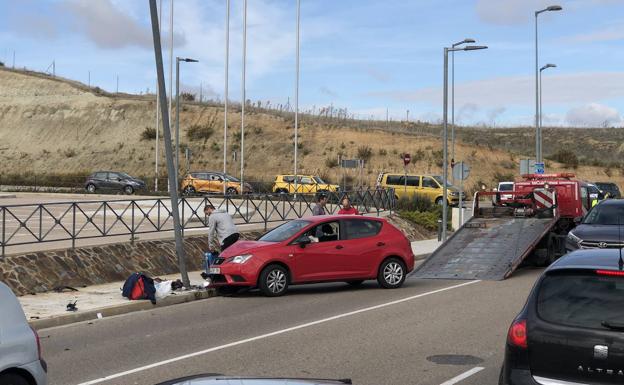 Un vehículo dobla una de las farolas en los accesos a RÍO Shopping en un accidente
