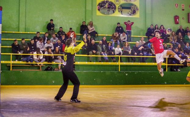 El Balonmano Arroyo no suma