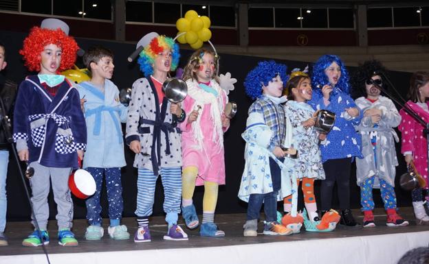 Las chirigotas infantiles llenan de alegría el Carnaval de Arroyo