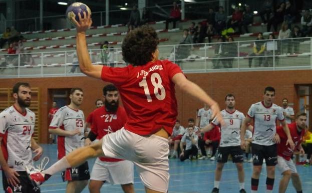 Derrota frente al líder en balonmano