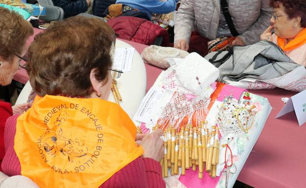 Más de 800 encajeras disfrutan de su afición en Arroyo