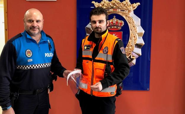 El departamento de informática del Ayuntamiento de Arroyo fabrica y entrega 20 máscaras protectoras