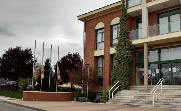 Banderas a media asta en Arroyo