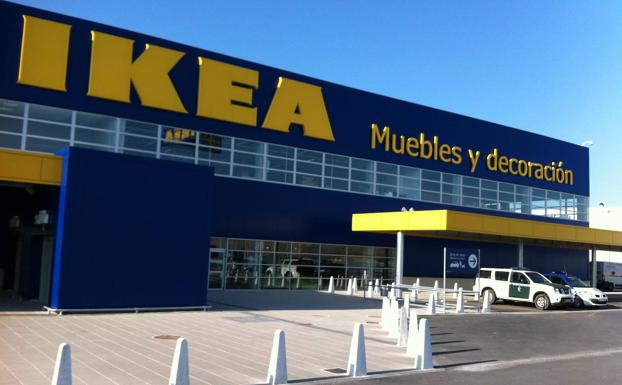 IKEA dona al Hospital Clínico Universitario mil mascarillas y 2.700 unidades de material sanitario