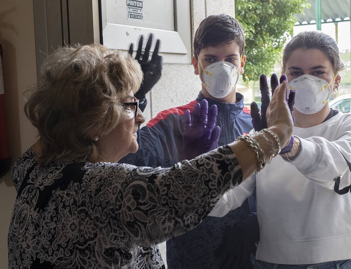 Salida a la calle de niños tras mes y medio de confinamiento en Arroyo