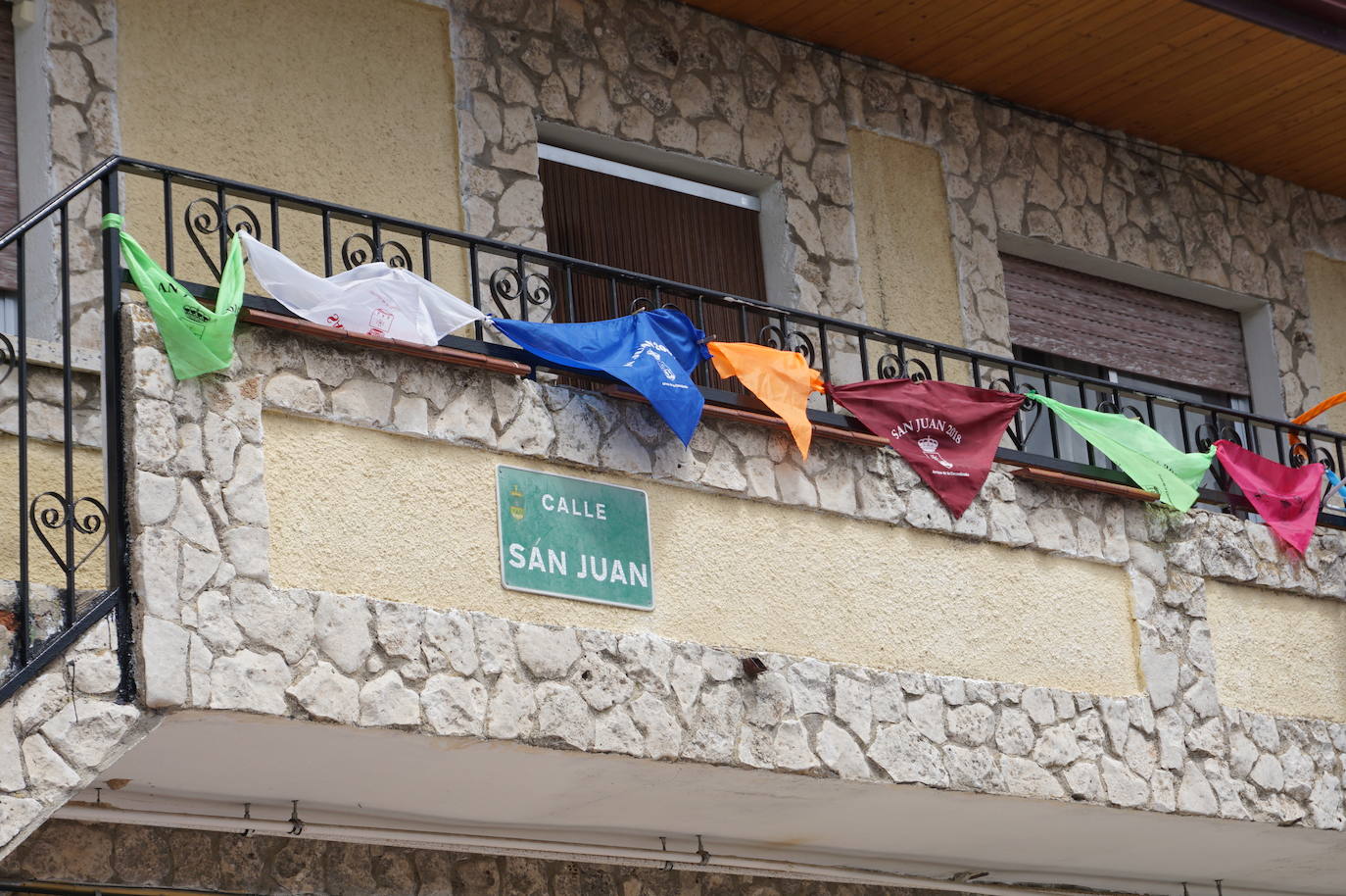 Los concejales del PP de Arroyo proponen el reparto de las pañoletas de fiestas con un crespón negro