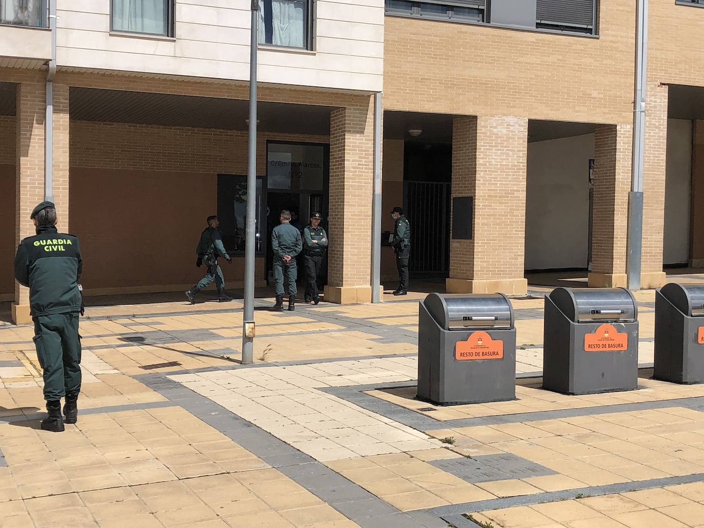 Aparatosa intervención en Arroyo ante una llamada de alarma al 112 de una mujer con un brote psicótico