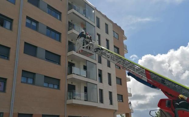 Aparatosa intervención en Arroyo ante una llamada de alarma al 112 de una mujer con un brote psicótico