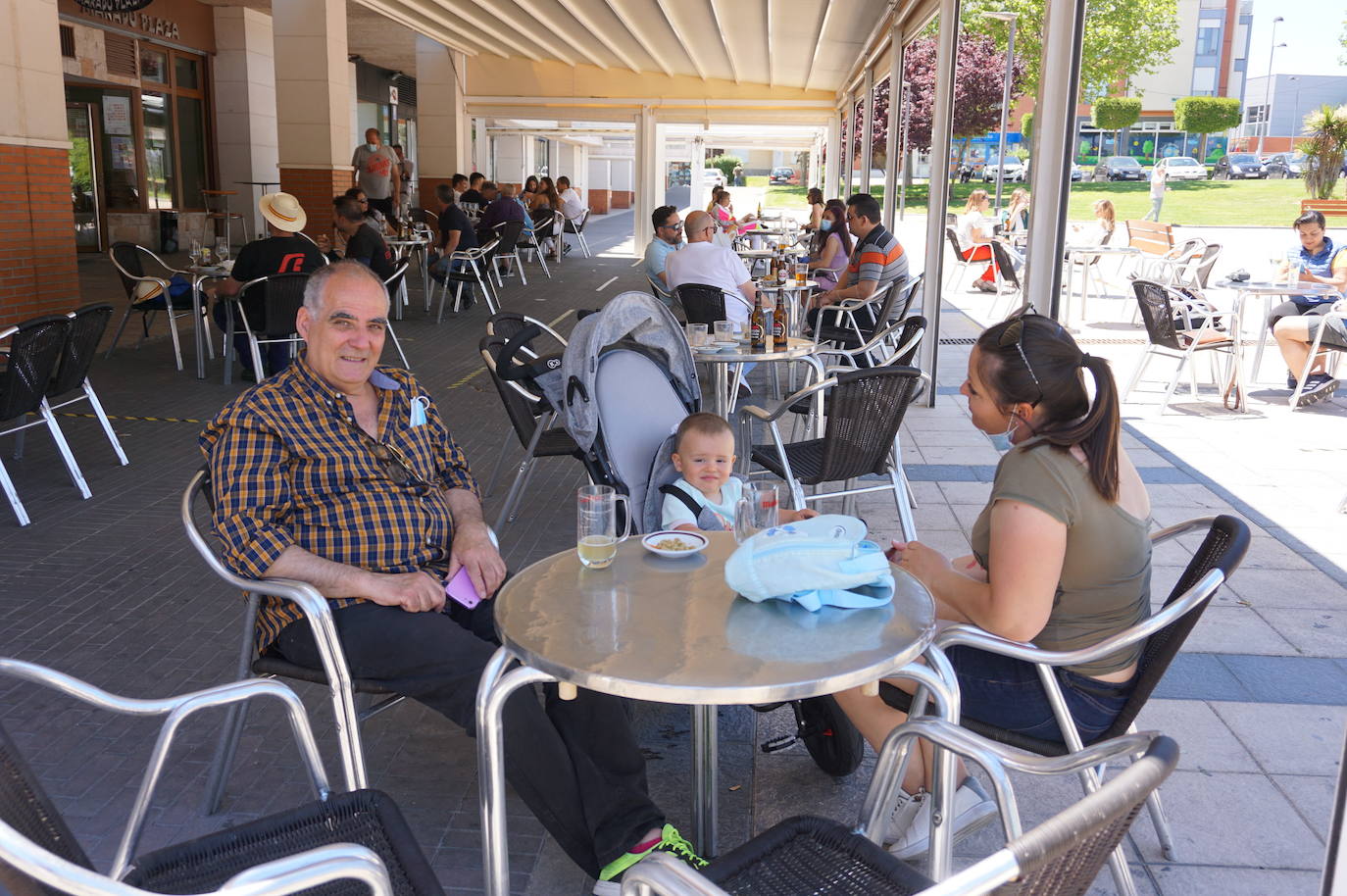 Primer día de terrazas y amigos en Arroyo