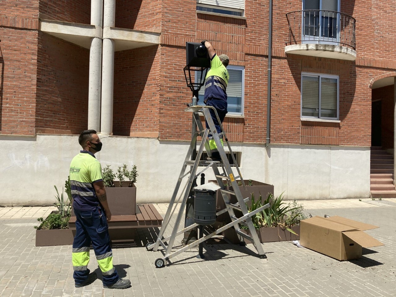Instalación de nuevas lámparas led en el alumbrado público de La Flecha y Sotoverde