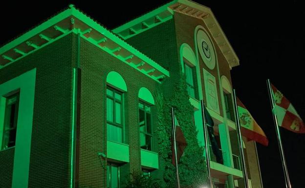 Arroyo se ilumina de verde por el Día del paciente ostomizado