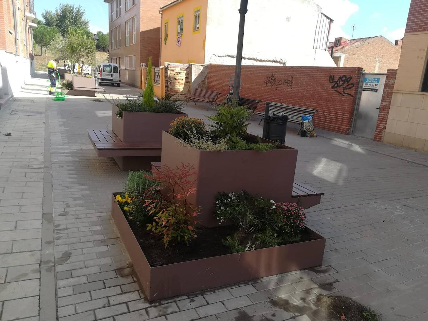 Nuevas jardineras banco en la calle Pedro Pérez Villar de La Flecha en Arroyo