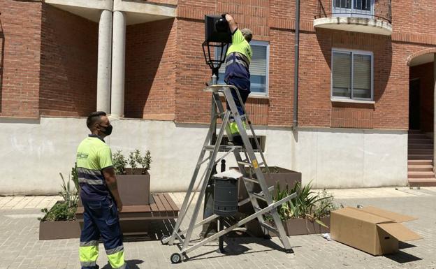 Arroyo acomete la segunda fase de instalación de nuevas lámparas led en el alumbrado público de La Flecha y Sotoverde
