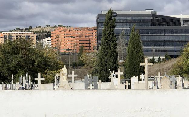 Acceso al cementerio municipal