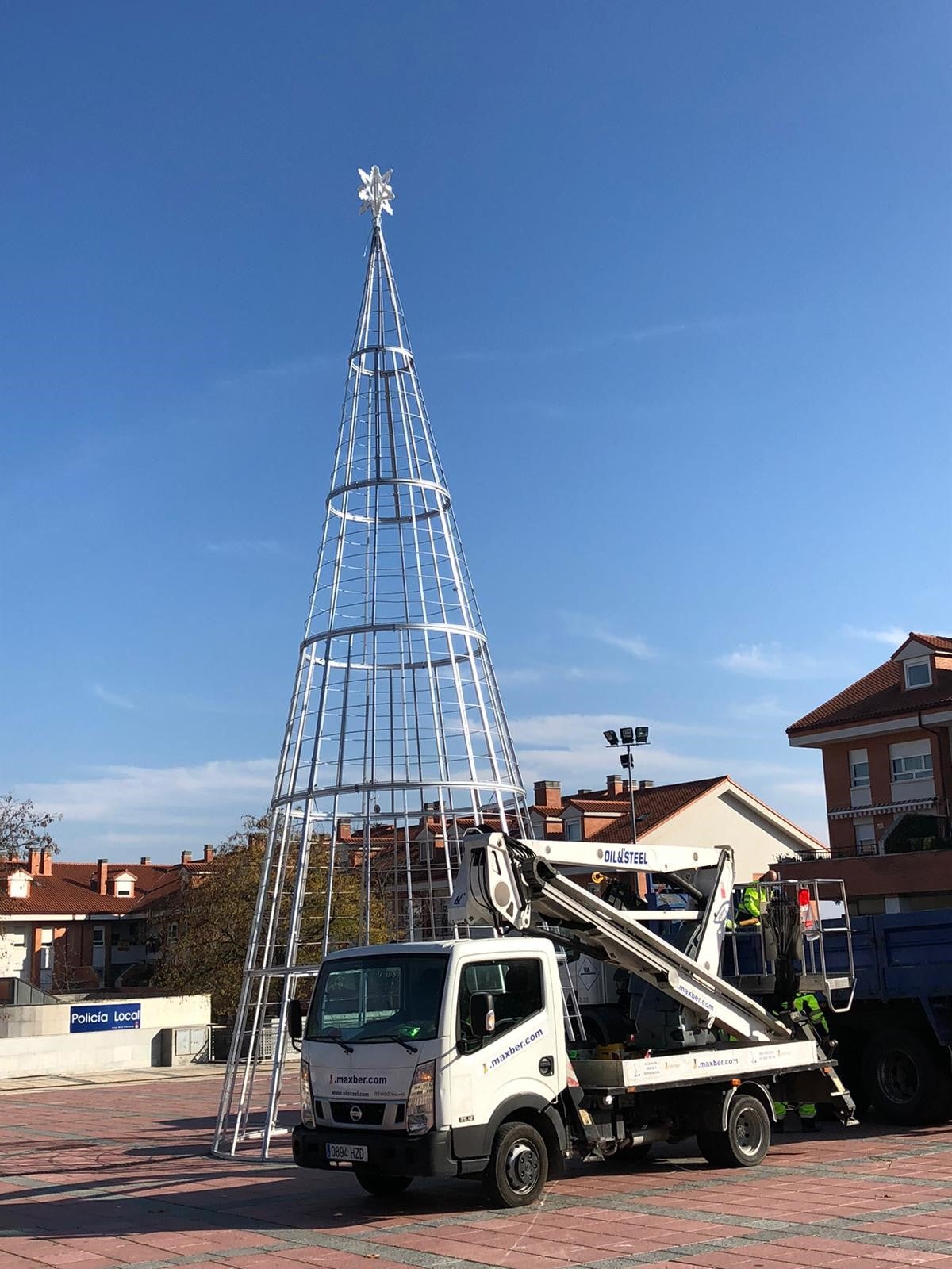 Instalación Árbol de Navidad en la Plaza España de la Fecha deArroyo