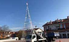 Instalación Árbol de Navidad en la Plaza España de la Fecha deArroyo