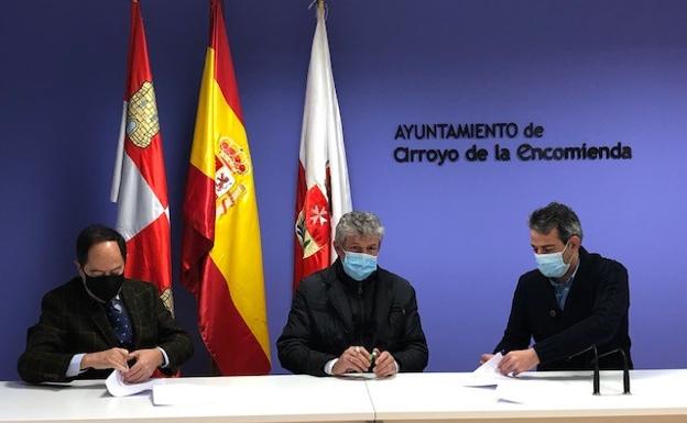 El Ayuntamiento de Arroyo y la Asociación de Comercio Local ACOA firman un convenio de colaboración
