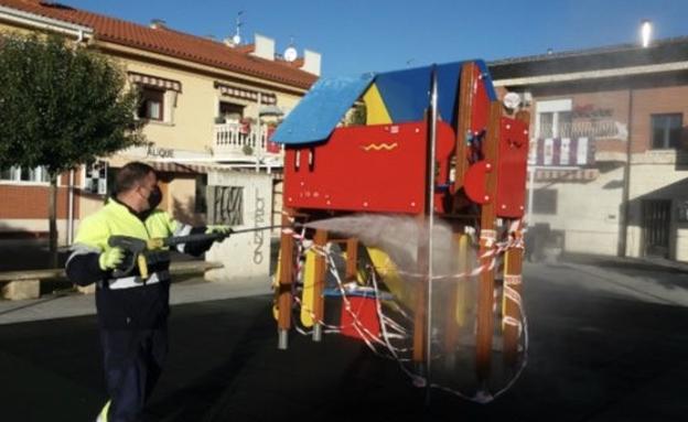 Los niños de Arroyo vuelven a disfrutar de los parques infantiles