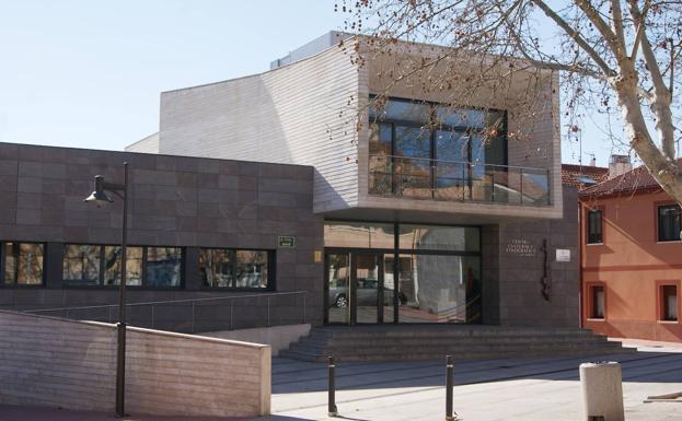 Huyen 10 personas de un bar de Arroyo al llegar la Policía Local