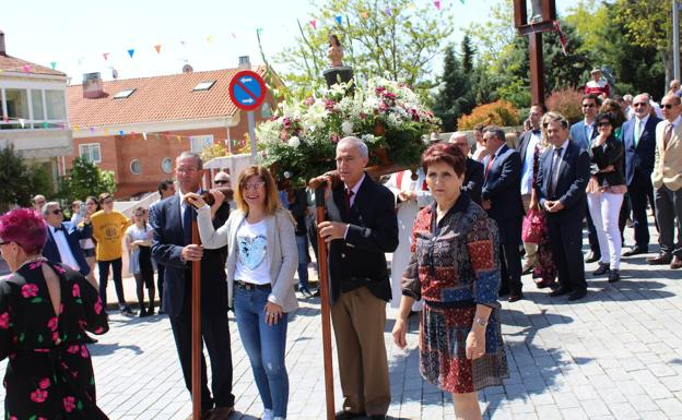 Ofrenda floral, misa y fiesta en la red por San Juan Evangelista en Arroyo