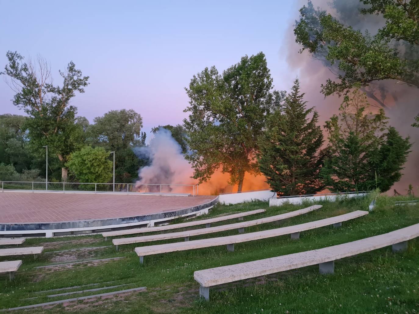 Los bomberos de Diputación extinguen un incendio de pelusas en Arroyo