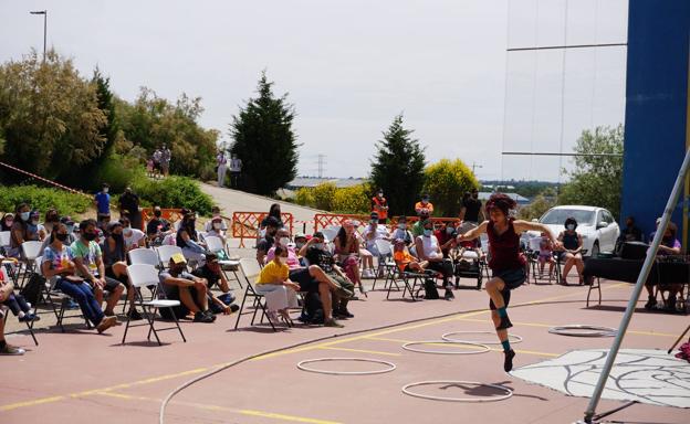 Arroyo retoma su festival de teatro de Calle Sin Telón con éxito de público