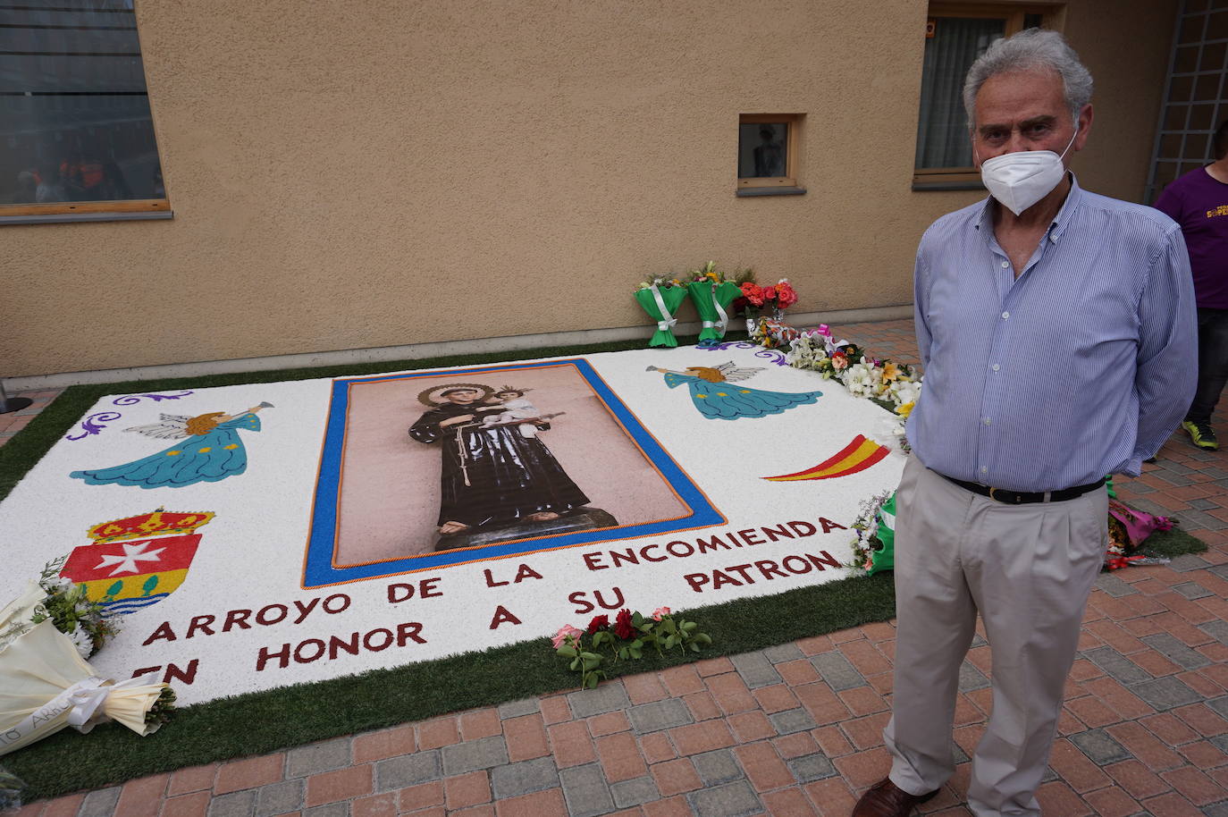 Ofrenda y alfombra floral en honor a San Antonio