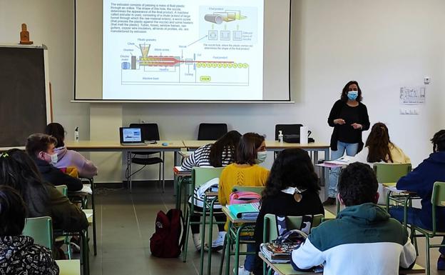 El Arroyobus al IESO Arroyo y CEO Atenea inicia su servicio para los alumnos